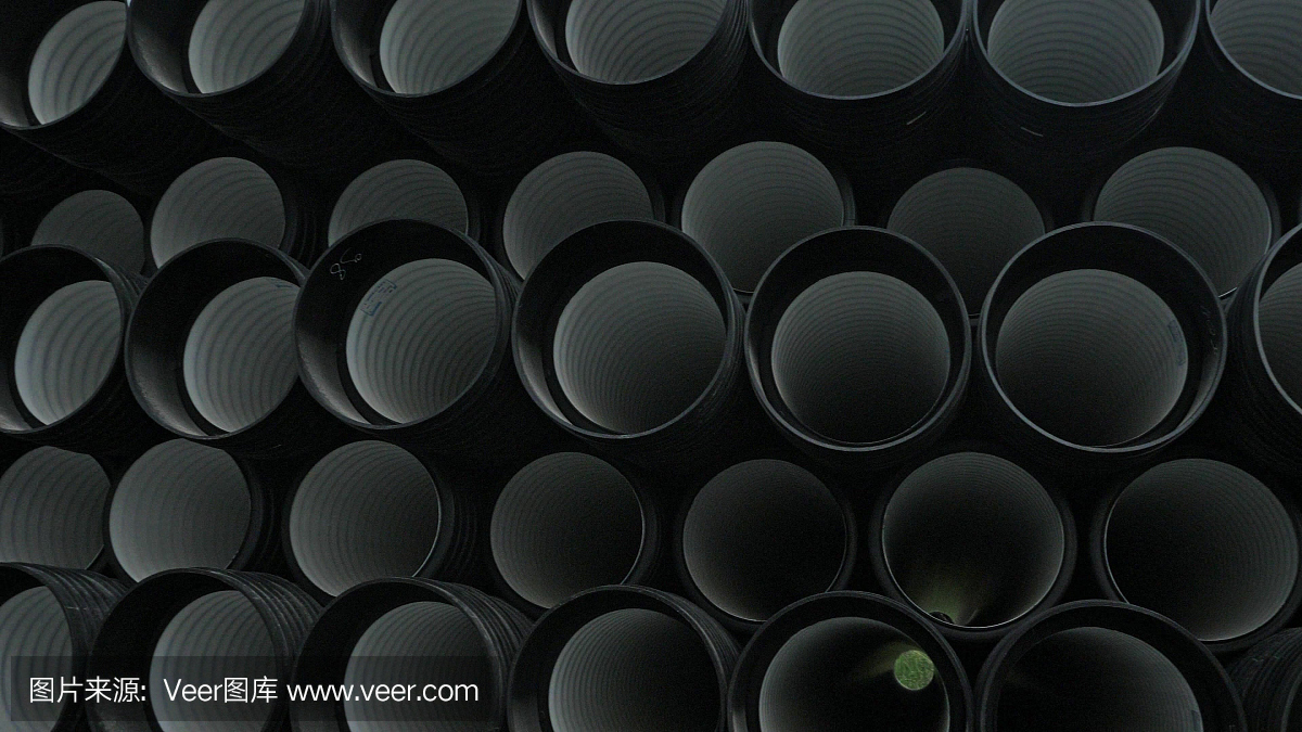 成品塑料管倉(cāng)庫(kù),工業(yè)戶外儲(chǔ)存場(chǎng)地。生產(chǎn)塑料水管的工廠。